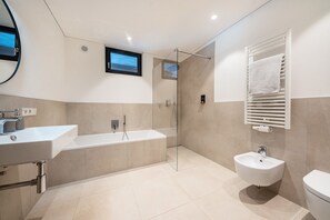 Bathtub, hair dryer, towels - Apartment "Videre Lodge Wasserfall" with Mountain View, Wi-Fi & Terrace (Gargazon)