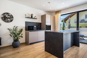 Frigorífico, microondas, horno y placa de cocina