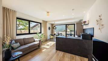 TV, tavolo da ping pong