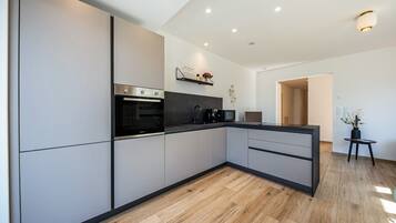 Réfrigérateur, micro-ondes, four, plaque de cuisson