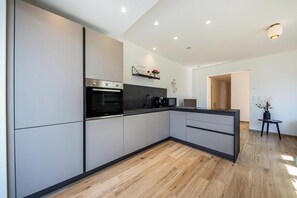 Refrigerador, microondas, horno, placa de cocina