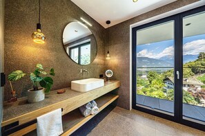 Dusj, hårføner og håndklær