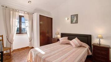 2 bedrooms, iron/ironing board, free WiFi, bed sheets