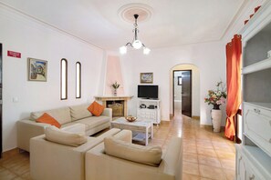 TV, table tennis - Villa "Filipa" with Pool, Wi-Fi, Garden & Terrace (Guia)