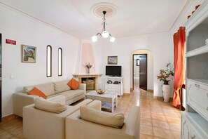 TV, mesa de pingue-pongue