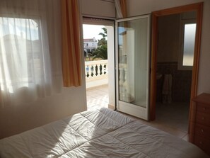 3 bedrooms, iron/ironing board, WiFi, bed sheets - 'Lovely Villa in Family Resort' with Pool, Garden & Wi-Fi (Miami Playa)