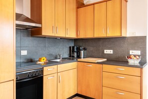Refrigerador, horno, placa de cocina, lavavajillas