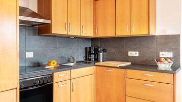 Fridge, oven, stovetop, dishwasher