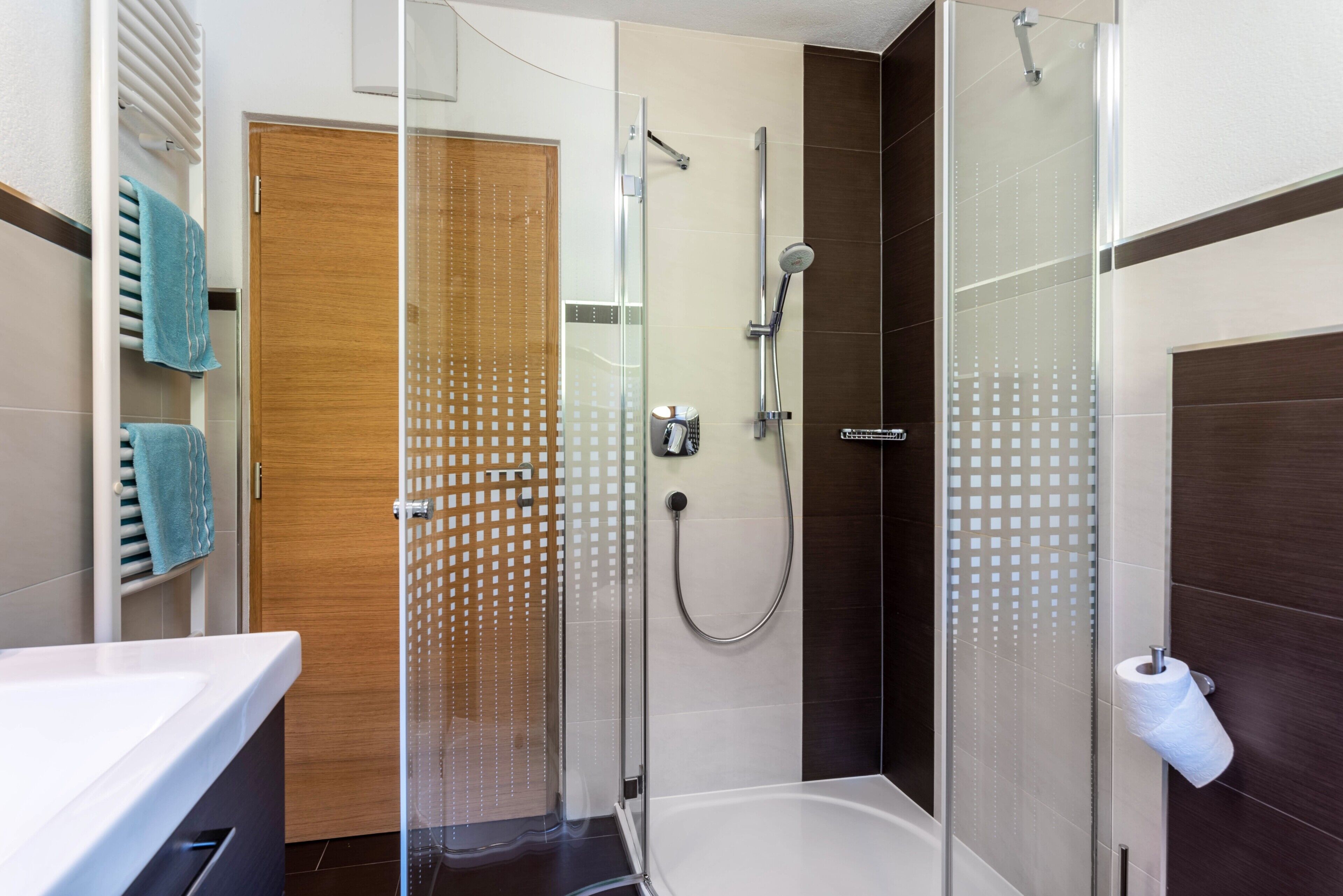 Bathtub, hair dryer, towels