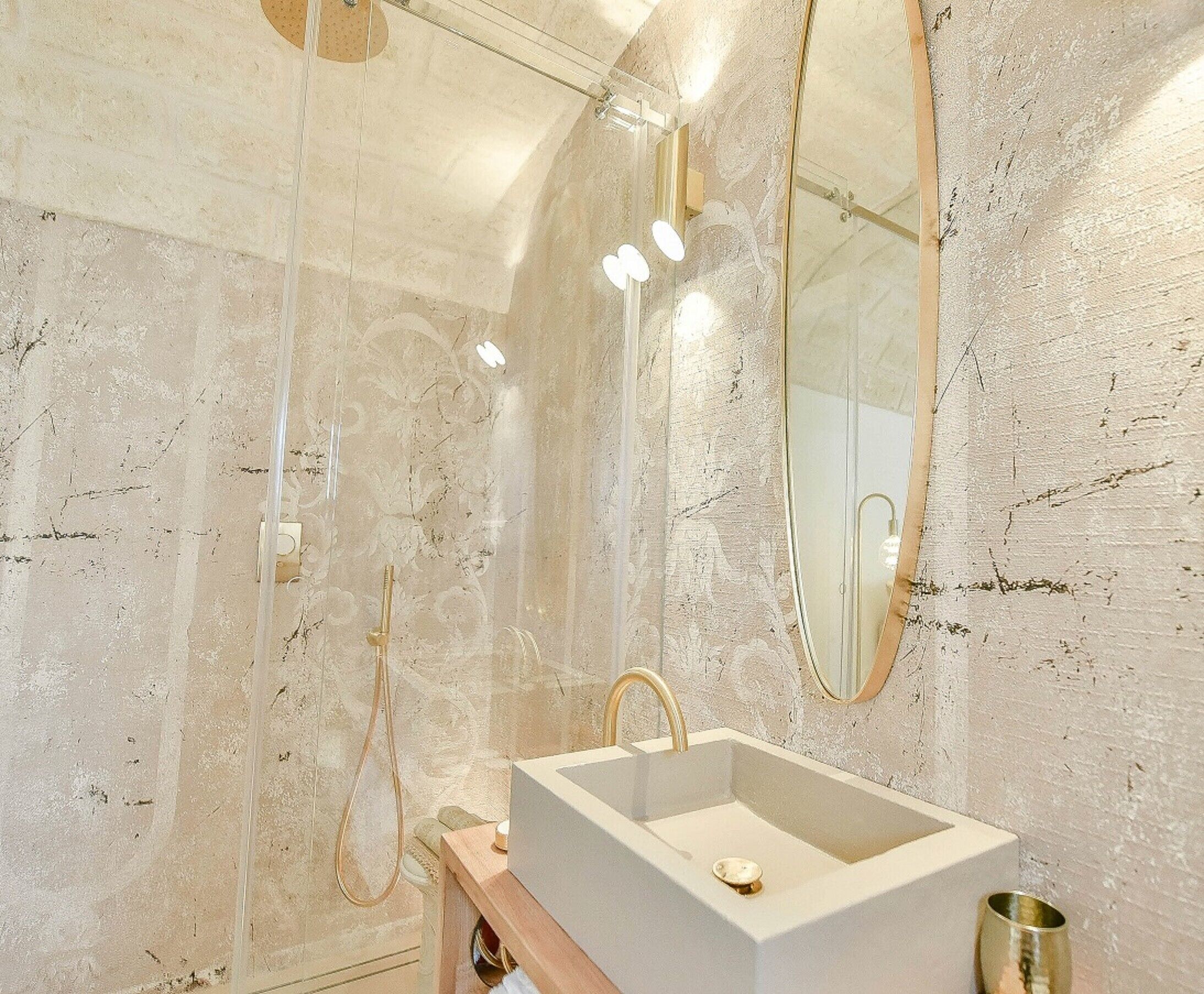 Regadera, amenidades de baño gratuitas, secadora de cabello, batas 