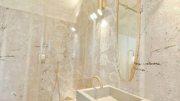 Regadera, amenidades de baño gratuitas, secadora de cabello, batas