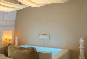 1 habitación, sistema de insonorización y tabla de planchar con plancha 