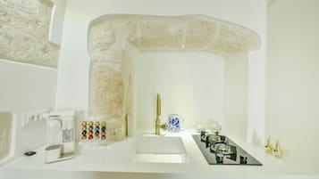 Frigorifero, piano cottura, lavastoviglie, macchina per tè/caffè