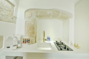 Réfrigérateur, plaque de cuisson, lave-vaisselle, cafetiÚre/bouilloire