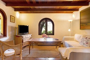 TV - Country House "Finca Los Dioses" in the Heart of Nature with Mountain View, Garden & Terrace (Mogán)