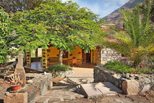 Country House "Finca Los Dioses" in the Heart of Nature with Mountain View, Garden & Terrace