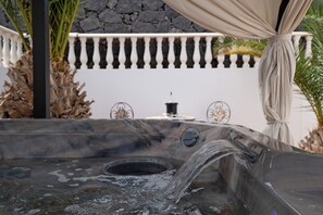 Outdoor spa tub - Beautiful Villa, Sea Views, Heated Pool, Jacuzzi, Air Conditioning & WiFi (Tías)