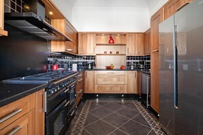 ثلاجة، ميكروويف، فرن، موقد طهي مسطح