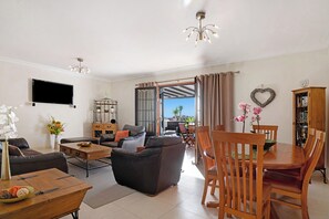 TV, ping pong - Beautiful Villa, Sea Views, Heated Pool, Jacuzzi, Air Conditioning & WiFi (Tías)