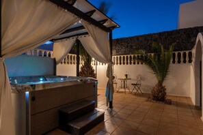 Terrace/patio - Beautiful Villa, Sea Views, Heated Pool, Jacuzzi, Air Conditioning & WiFi (Tías)