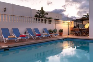 حمّام سباحة مُدفَّأ