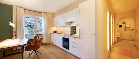 Een koelkast, een oven, een kookplaat, een vaatwasser