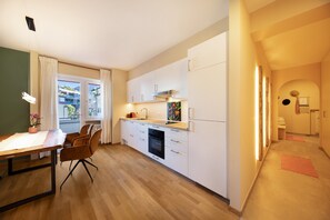 Kylskåp, ugn, spishäll och diskmaskin