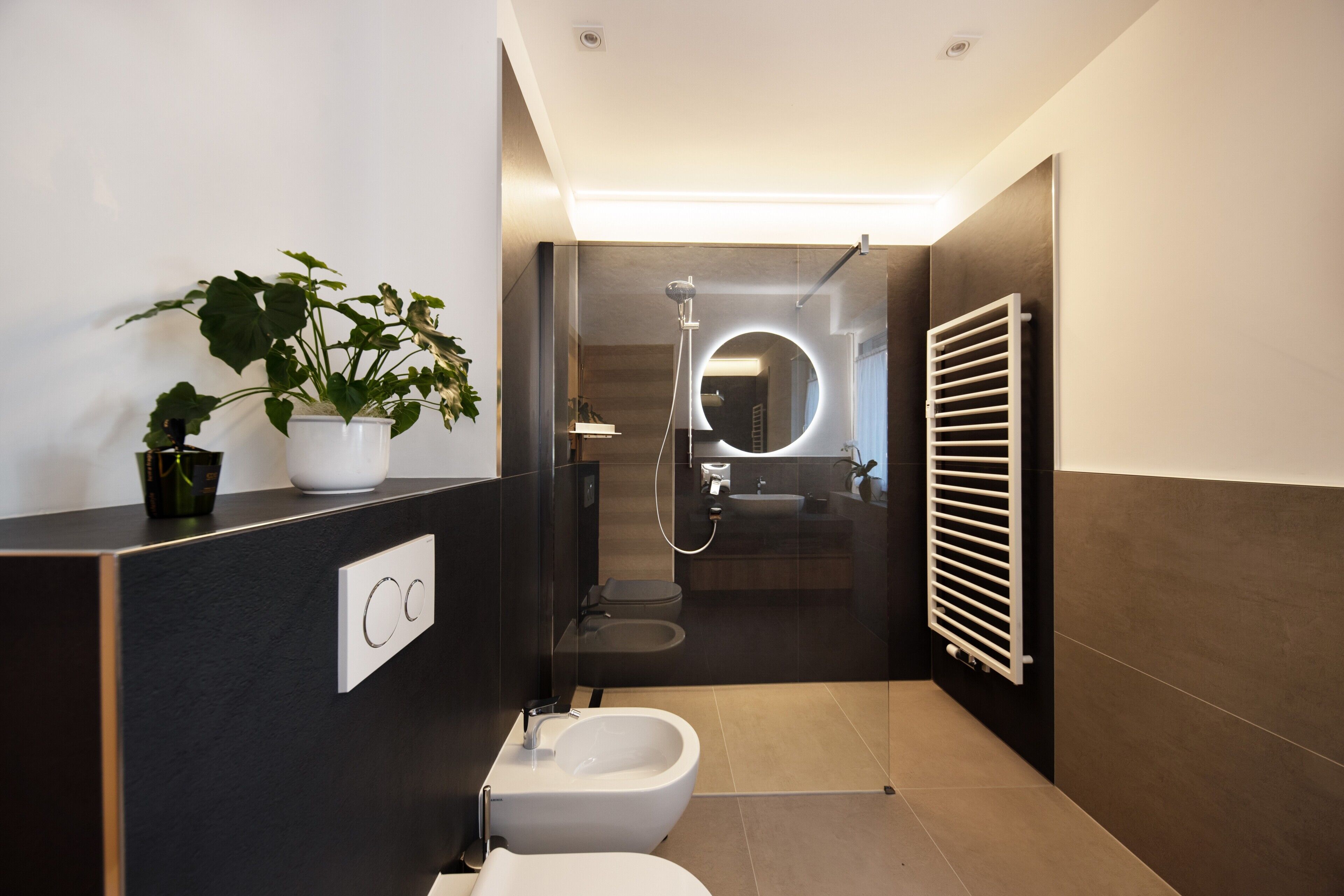 Dusche, kostenlose Toilettenartikel, Haartrockner, Handtücher