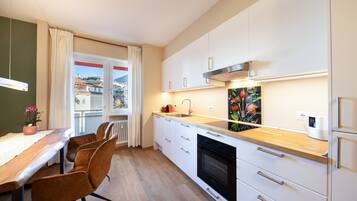 Fridge, oven, stovetop, dishwasher