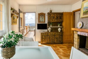 Fernseher, Kamin, DVD-Player, Stereoanlage
