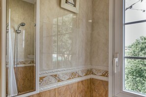 Baignoire, serviettes fournies