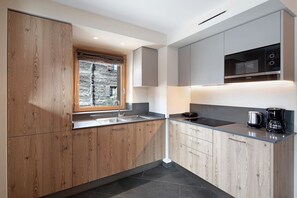 Fridge, microwave, stovetop, dishwasher