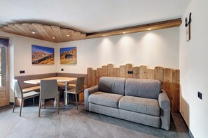 Dining - Apartment 'Rasia Residence Relax' with Mountain View, Shared Garden and Wi-Fi (Livigno)