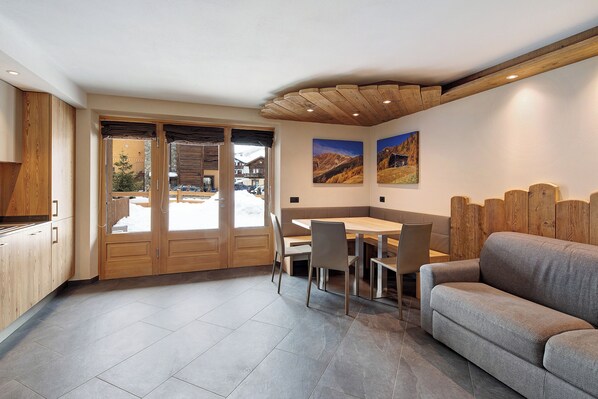 Dining - Apartment 'Rasia Residence Relax' with Mountain View, Shared Garden and Wi-Fi (Livigno)