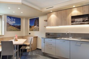 ثلاجة، ميكروويف، موقد طهي مسطح، غسالة أطباق