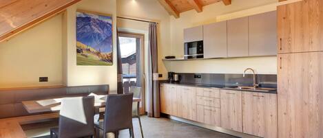 Kühlschrank, Mikrowelle, Herdplatte, Geschirrspüler