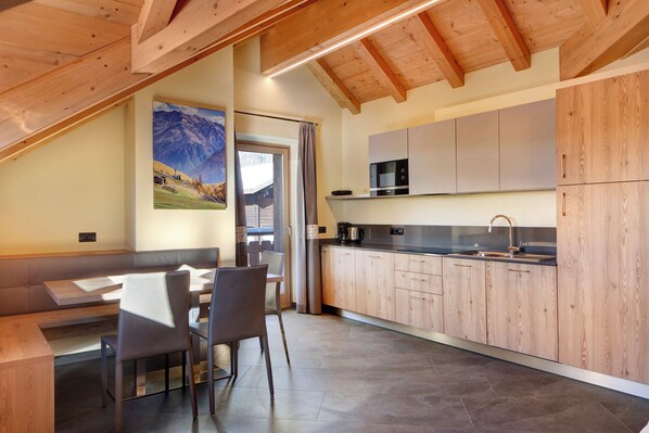 Kühlschrank, Mikrowelle, Herdplatte, Geschirrspüler