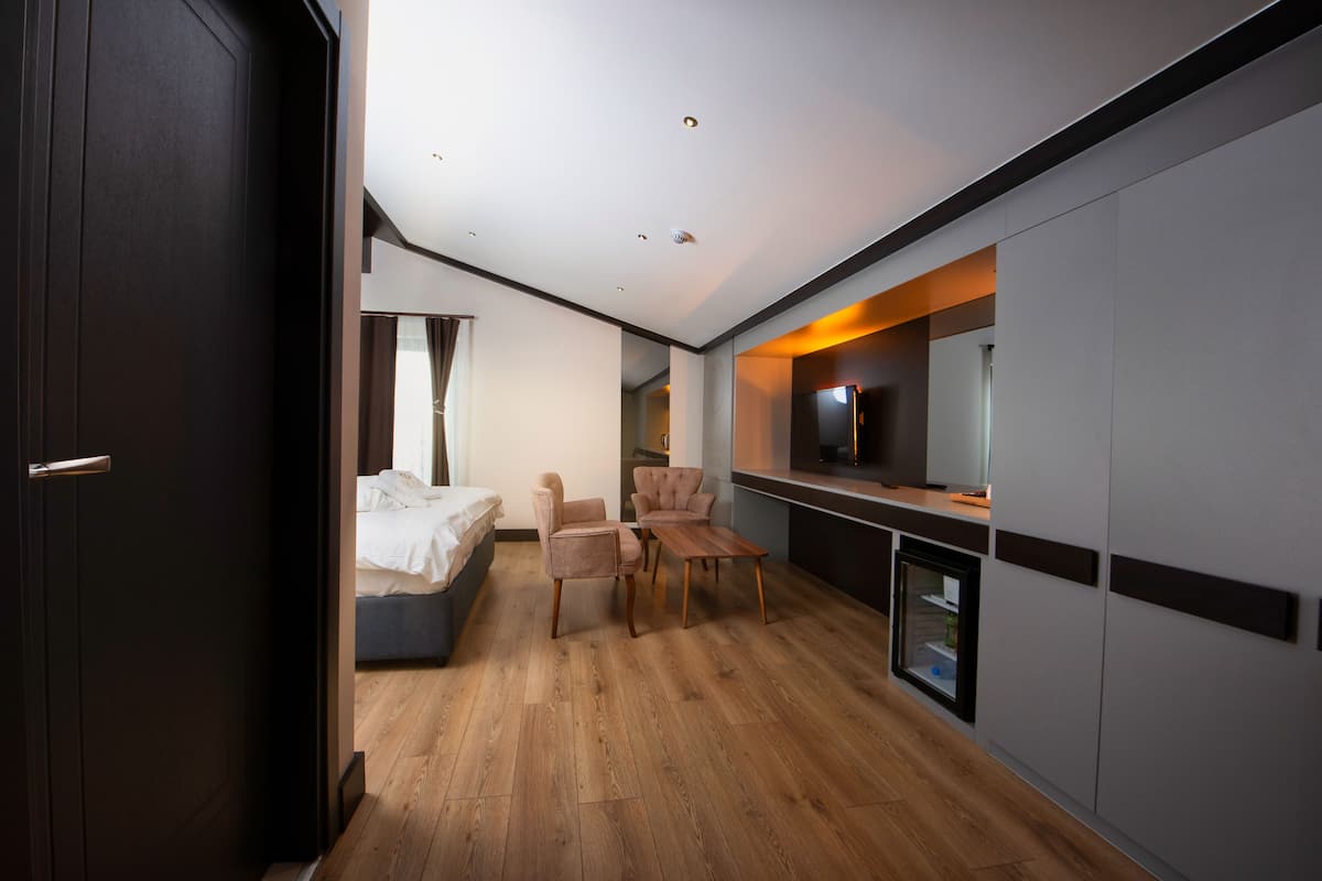 Luxury Studio Suite | Premium bedding, minibar, soundproofing, iron/ironing board