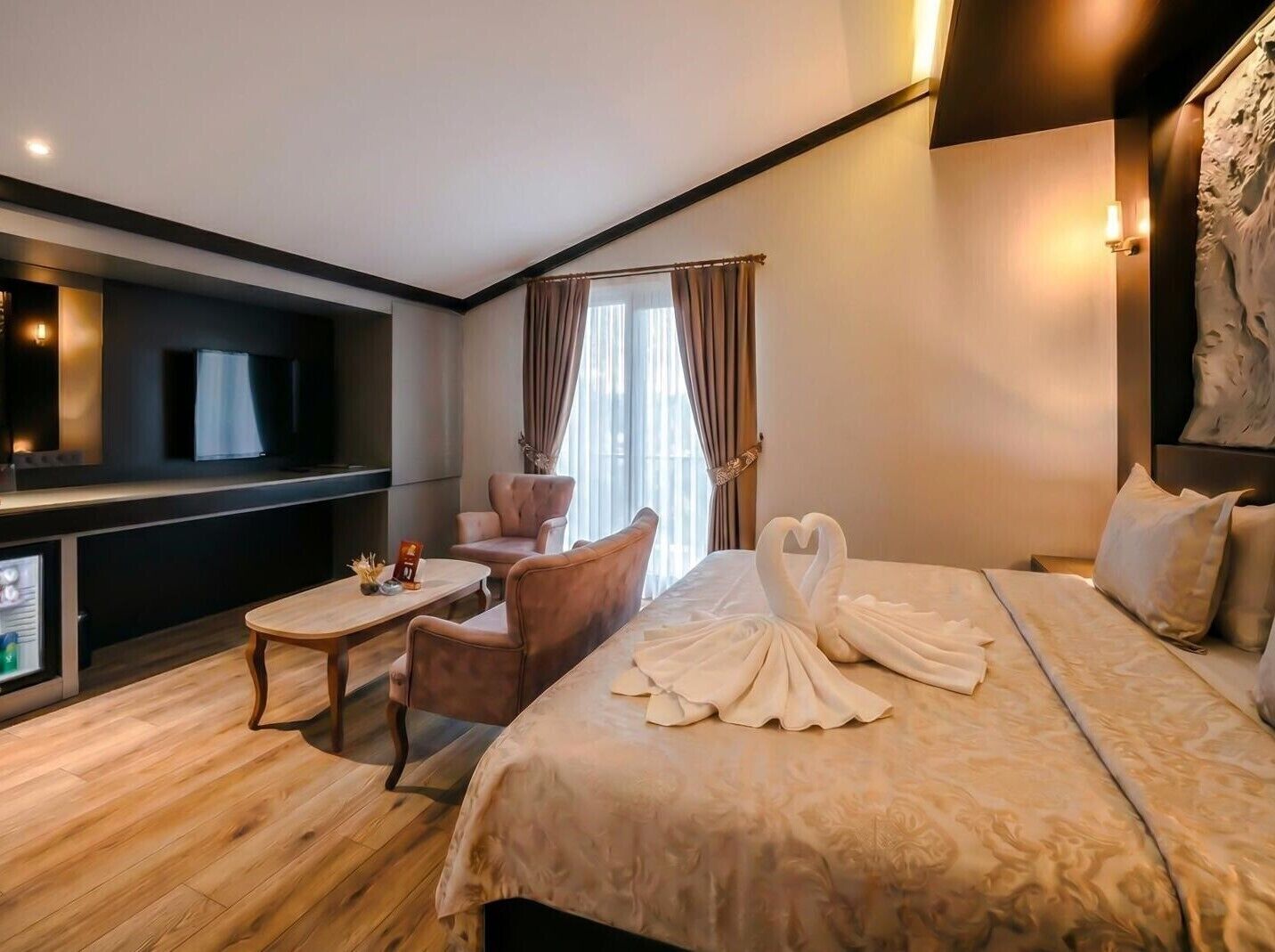 Luxury Studio Suite | Premium bedding, minibar, soundproofing, iron/ironing board