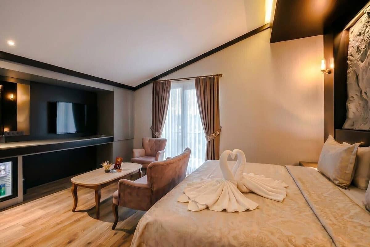 Luxury Studio Suite | Premium bedding, minibar, soundproofing, iron/ironing board