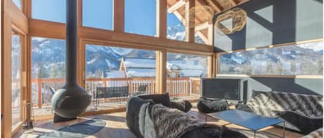 Smart TV, fireplace, stereo