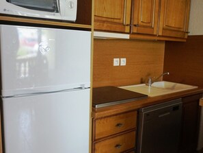 Kylskåp, mikrovågsugn, diskmaskin och kaffe- och tebryggare