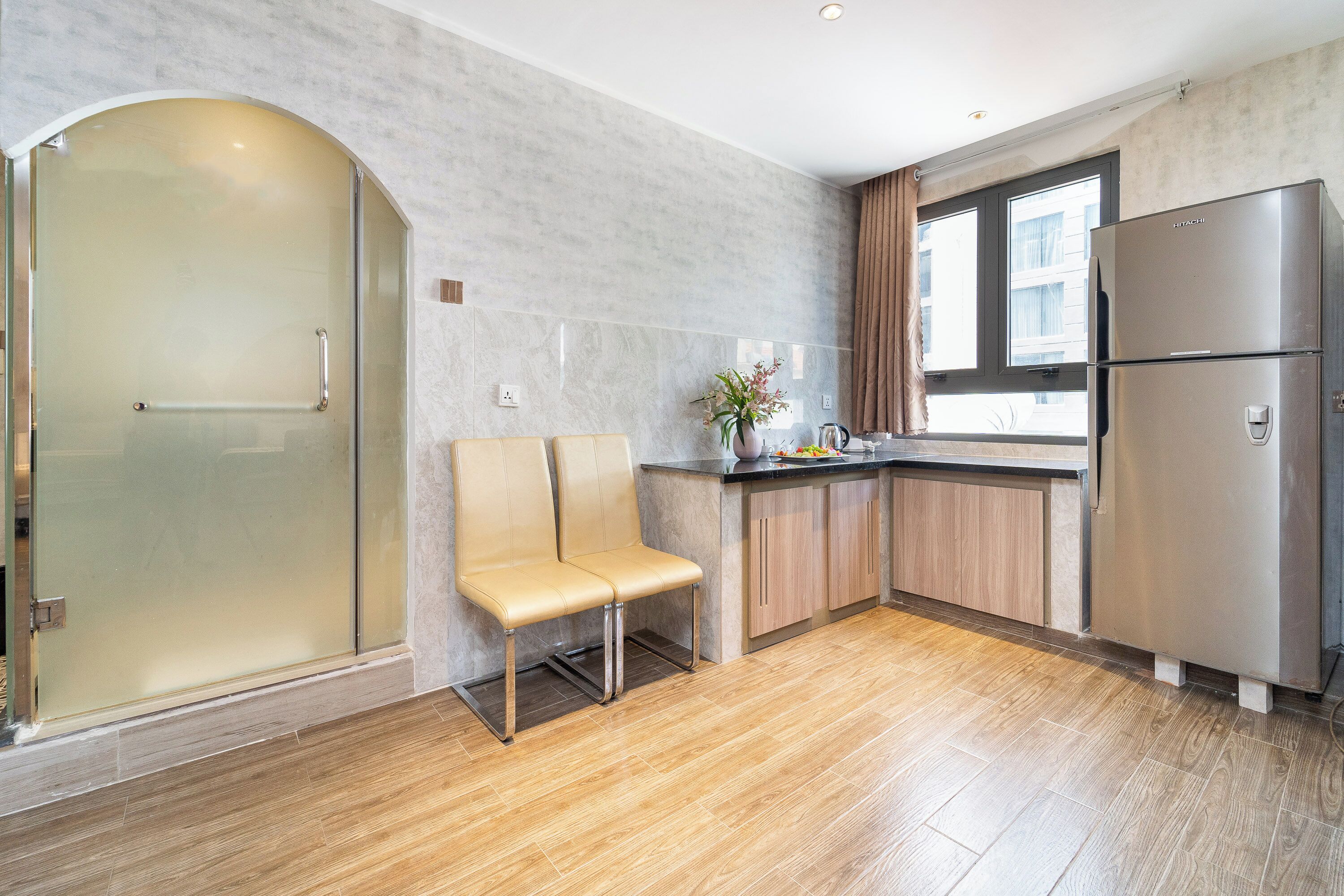 Family Room, Bathtub, City View | Living area | Smart TV