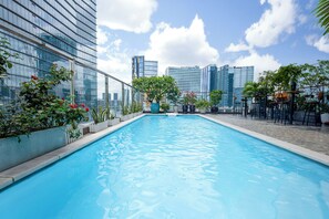 Außenpool, geöffnet von 06:00 Uhr bis 20:00 Uhr, Liegestühle