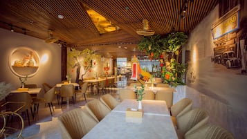 2 か所のレストラン、朝食、ランチ、ディナーに営業 (ベトナム料理)