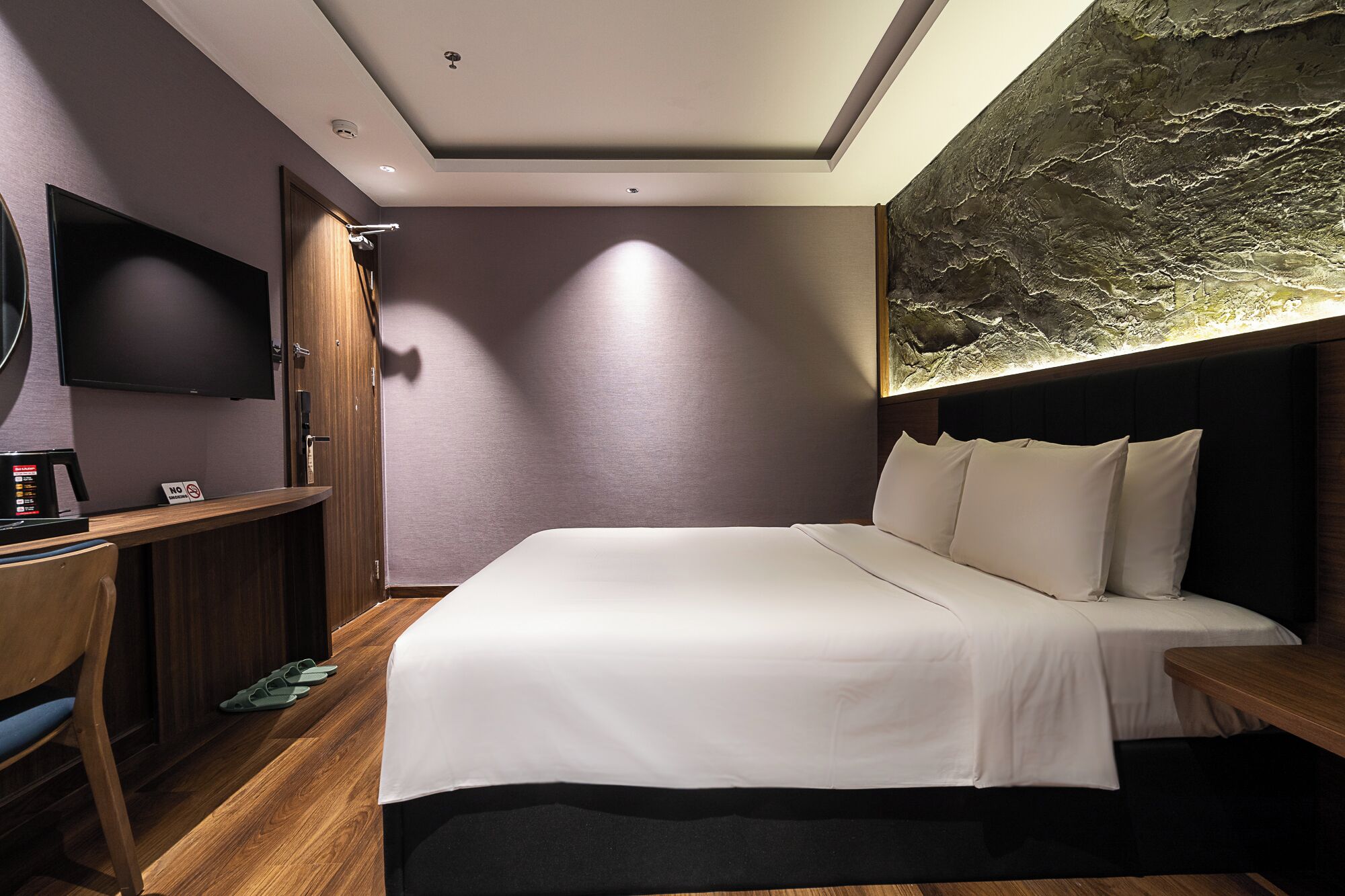 Ropa de cama hipoalergénica, colchones con efecto memoria y minibar 