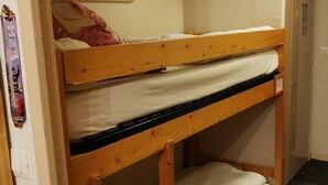 A bunk bed with a lower bunk and a mattress on the top bunk. - Studio cabin for 4 with view, near ski lift (Orcières Merlette)