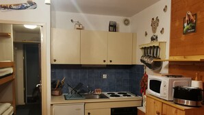 A compact kitchen with a stove, microwave, and a small refrigerator. - Studio cabin for 4 with view, near ski lift (Orcières Merlette)