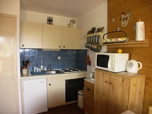 Refrigerador, microondas, horno y cafetera y tetera