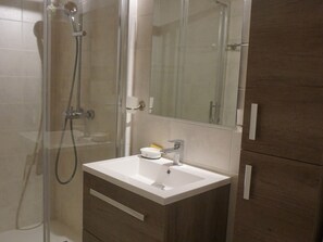 Bathroom - Spacious 3-room apt, sleeps 8 near slopes, garage included (Orcières Merlette)